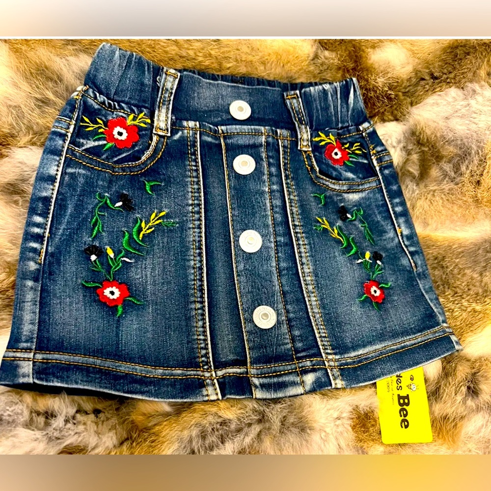 NWT.  BEE Does BEE  Premium Denim Floral Embroidery Blue Jean  Skirt  Size 12 18